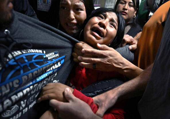 La photo d'une famille de migrants séparée par l'ICE primée