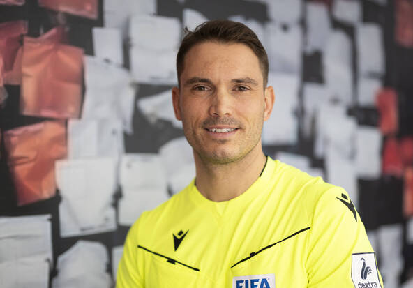 L'arbitre suisse Sandro Schärer au sifflet de PSG - Bayern