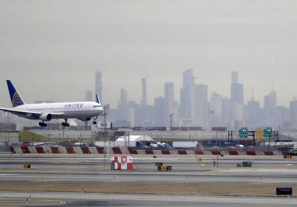 Un avion United Airlines atterrissant à Newark heurte un camion