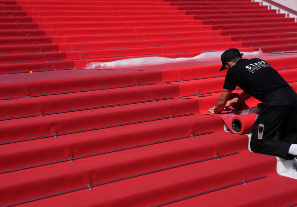 Le festival de Cannes lancé, entre tapis rouge et politique
