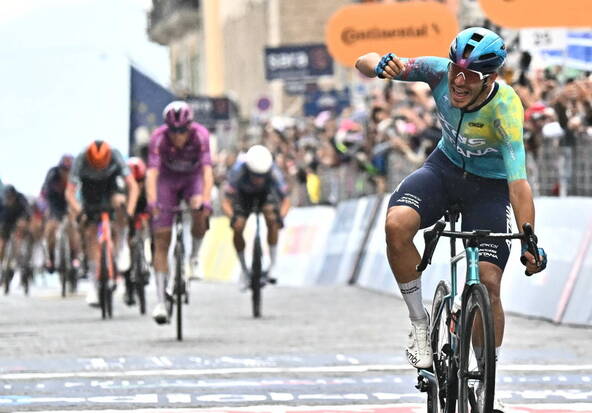 Davide Ballerini s'impose dans le chaos, Eulalio reste en rose
