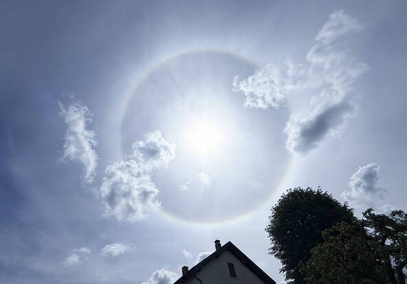 Un photographe de Keystone-ATS saisit un halo au-dessus de l'Ajoie