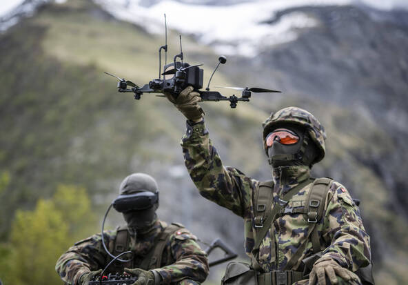 L'armée suisse poursuit les essais sur le terrain de minidrones