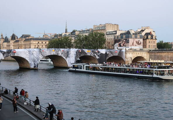 Le Pont Neuf de Paris transformé par l'artiste JR