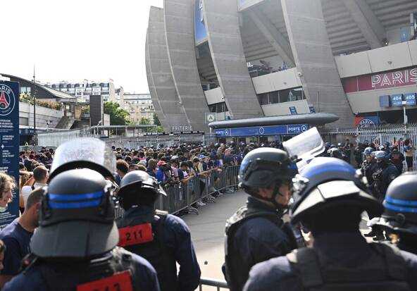 Football: liesse à Paris après le sacre du PSG, où la tension monte