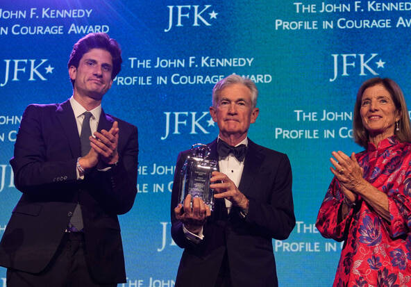 L'ex-président de la Fed Powell défend l'indépendance de la banque
