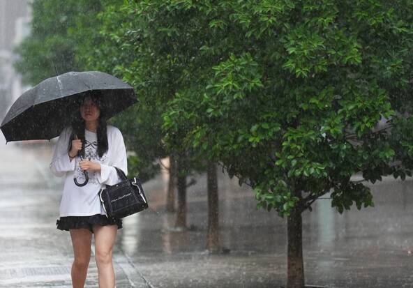 Japon: une tempête tropicale frappe Tokyo, alerte aux inondations