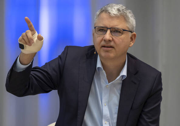 SEF 2026: Roche dénonce un « chantage » des USA et de la Chine