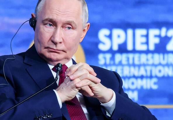 Au « Davos russe », Poutine minimise les difficultés économiques