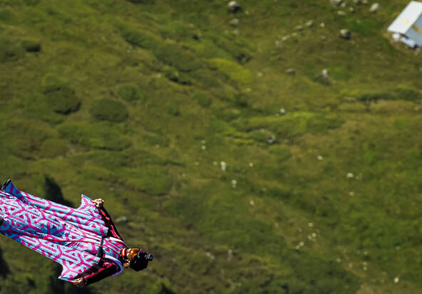 Un adepte de wingsuit se tue près de Vättis SG