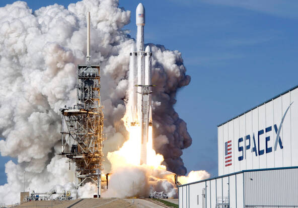 SpaceX lance sa fusée phare Falcon 9 avant son entrée en Bourse