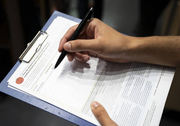 Essais de récolte électronique de signatures: feu vert du Parlement