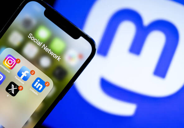 Réseaux sociaux et plateformes dépassent les médias traditionnels