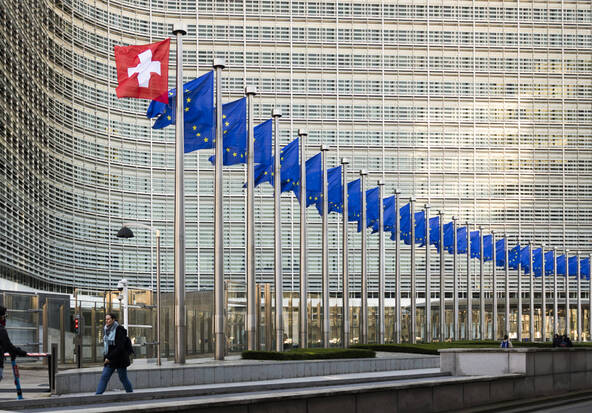 Une courte majorité des Suisses est favorable à un accord avec l'UE
