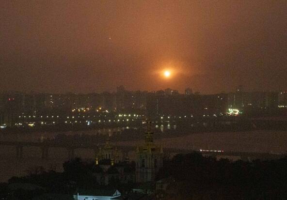 Ukraine: explosions à Kiev, visée par une attaque de missiles