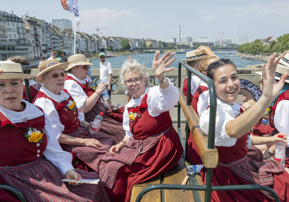 Fête fédérale de yodel: un cortège à travers Bâle sous la canicule
