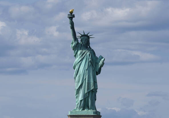 250 ans des Etats-Unis: la France illumine la statue de la Liberté