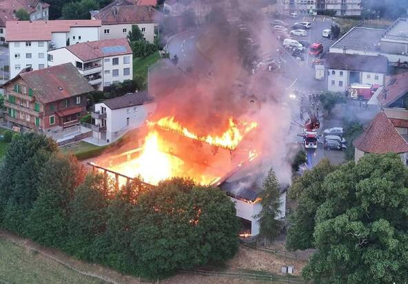 Une halle de gymnastique détruite par les flammes à Romont (FR)