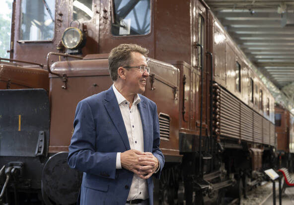 Le conseiller fédéral Albert Rösti visite le Musée des transports