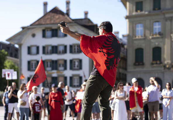 La diaspora albanaise manifeste à Berne contre la corruption