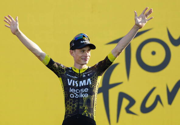 Visma l'emporte à Barcelone, Vingegaard premier maillot jaune