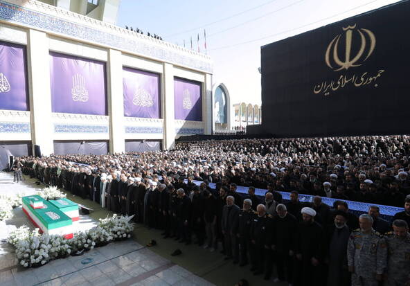 Grande prière à Téhéran pour les funérailles de Khamenei
