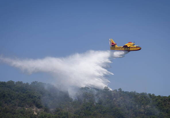 Dans le sud de l'Europe, les pompiers luttent contre des incendies