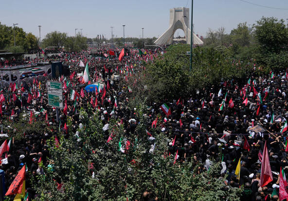 Le centre de Téhéran bondé pour la procession funèbre de Khamenei