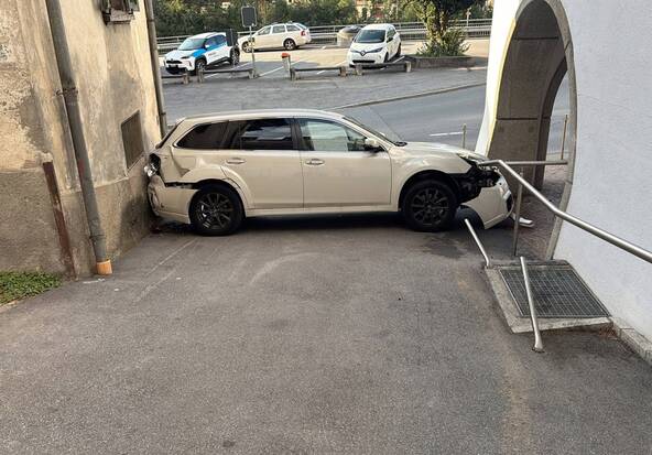 Grisons: un octogénaire coincé avec sa voiture entre deux maisons