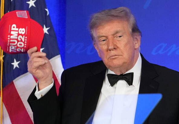 Trump au gala de la presse, trois mois après le chaos d'avril