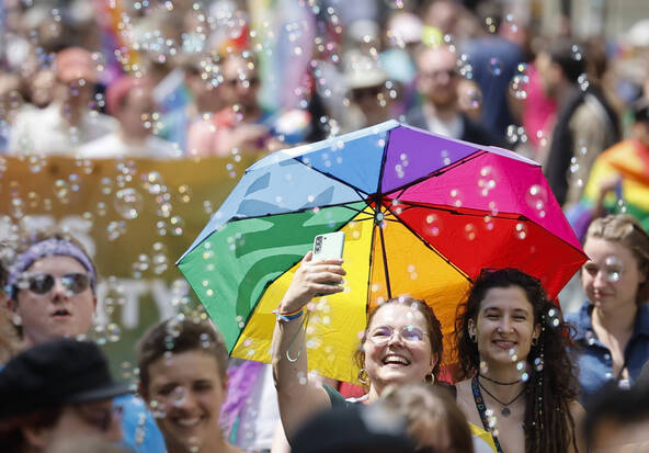 Des milliers de personnes manifestent à Berne pour la Pride