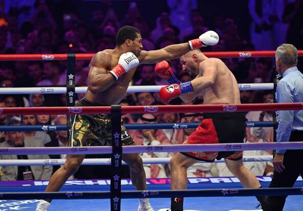 Joshua finit par l'emporter par KO face à Prenga