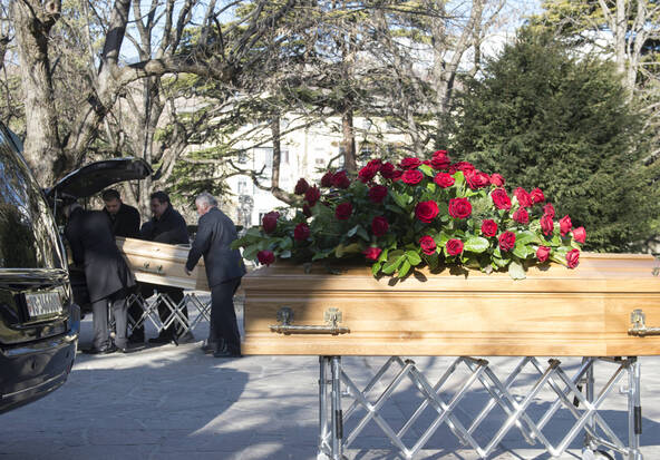 Croque-mort aux pratiques douteuses devant un tribunal anglais
