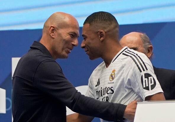 Le jour J pour Zidane, grand favori de l'après-Deschamps