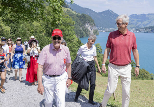 De nombreuses personnes en costume affluent sur le Grütli