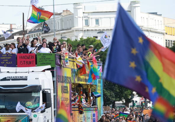 Plus de 100'000 personnes à la marche des fiertés de Hambourg