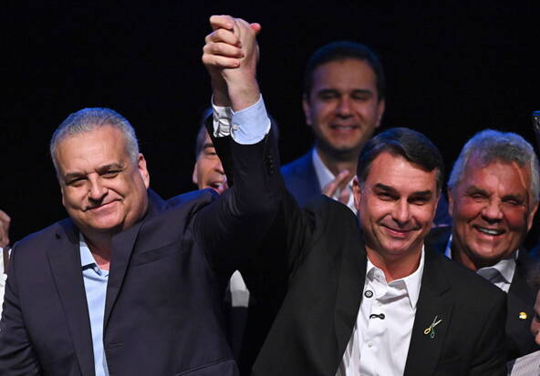 Brésil: Flavio Bolsonaro choisit un colistier axé sur la sécurité