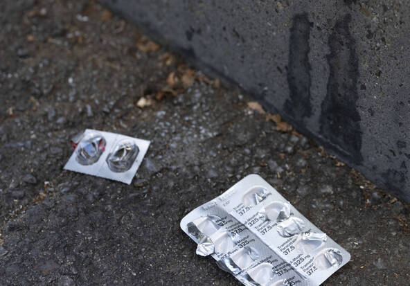 Des poubelles de couleur vive aident à combattre le littering