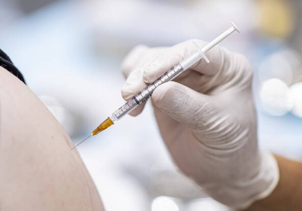 Retrait d'une étude controversée sur la surmortalité et le Covid