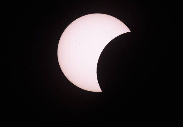 L'éclipse débute son passage au-dessus de la Suisse