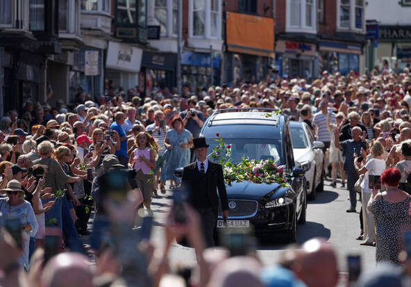 Des milliers de fans accompagnent le cercueil de Bonnie Tyler