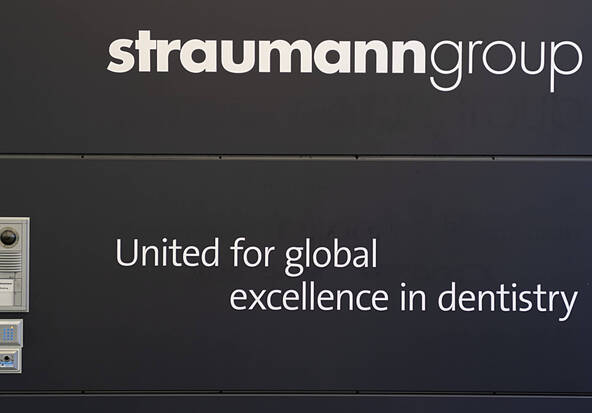 Straumann fait mieux que prévu au premier semestre, nouveau patron