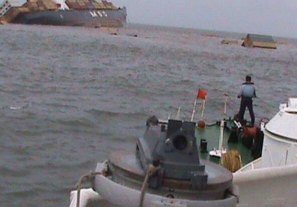 Naufrage au large de l'Inde: deux membres d'équipage secourus