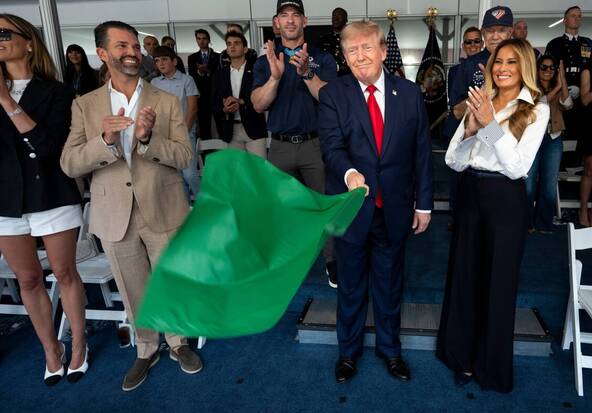 Trump au premier rang d'un grand prix automobile dans Washington