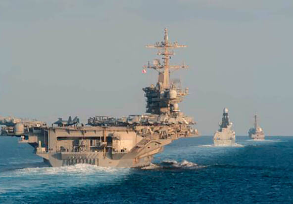 Après 9 mois en mer, le porte-avions américain Lincoln en Thaïlande