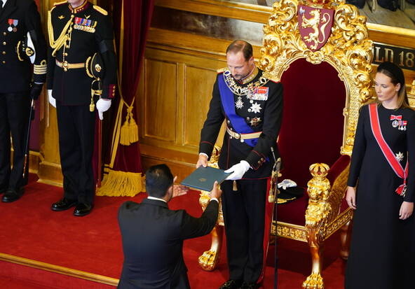 Le roi Haakon VIII a prêté serment sans son épouse, convalescente