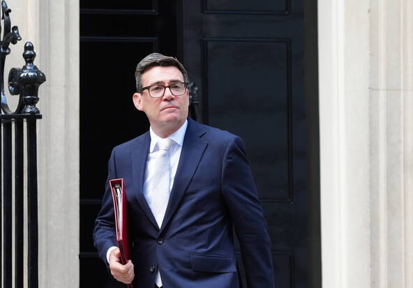 Burnham promet un contrôle accru sur les services essentiels