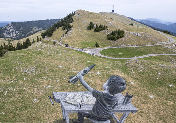 Une oeuvre monumentale de Saype au Chasseral (BE) pour rêver