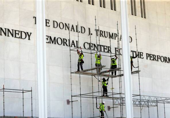 Le nom de Trump ne peut pas être réaffiché sur le Kennedy Center