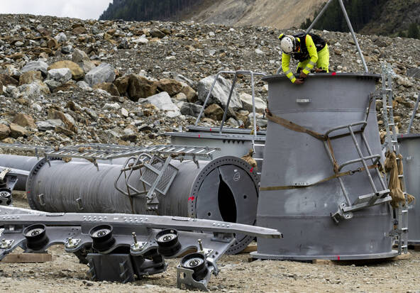 Blatten: transport des trois pylônes du téléphérique provisoire